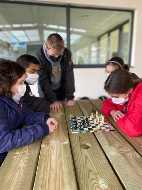 Quand les échecs s’invitent dans la cour de récréation !