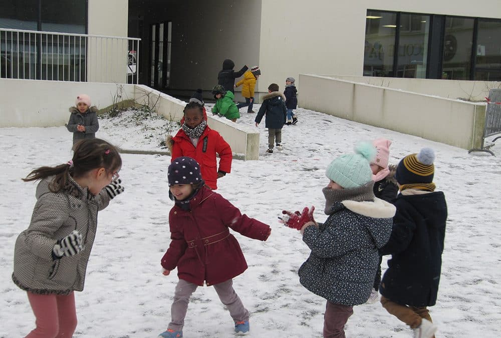 La neige recouvre la cour de récréation ce matin