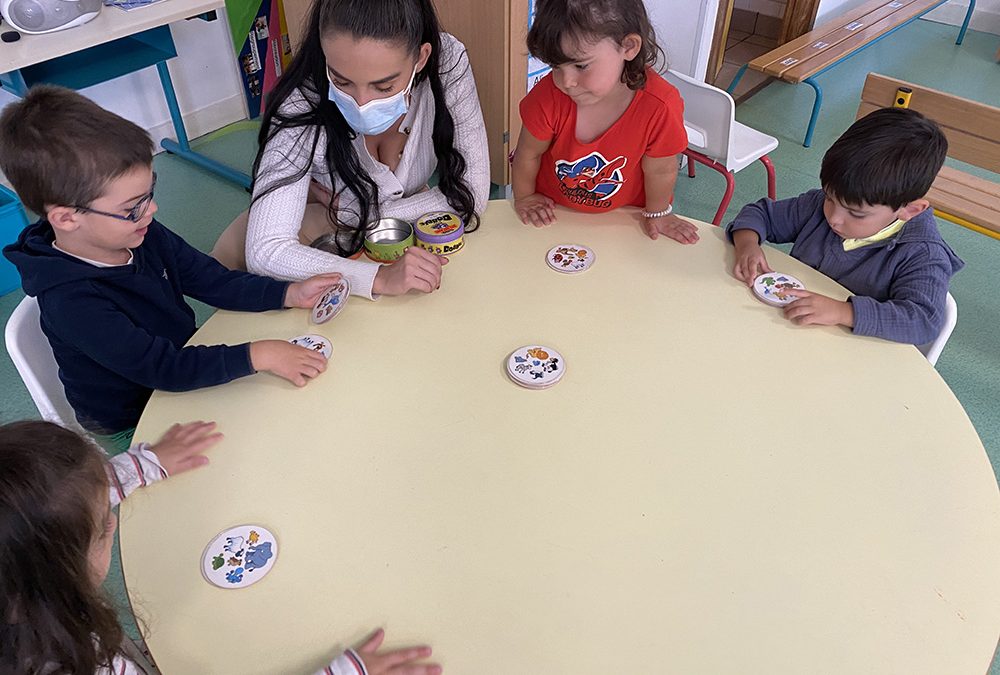 Nous invitons nos proches à jouer à des jeux de société à l’école !