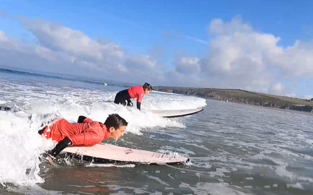 Les CM2 découvrent le surf à Douarnenez !