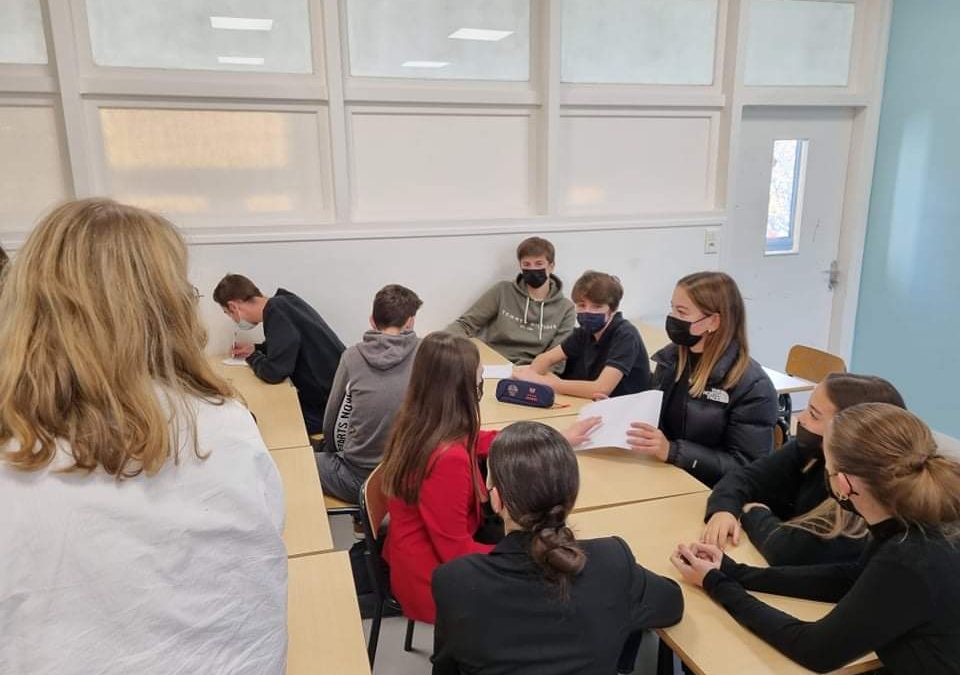 Intervention des étudiants de la Croix Rouge et de médecine pour les élèves du lycée professionnel.