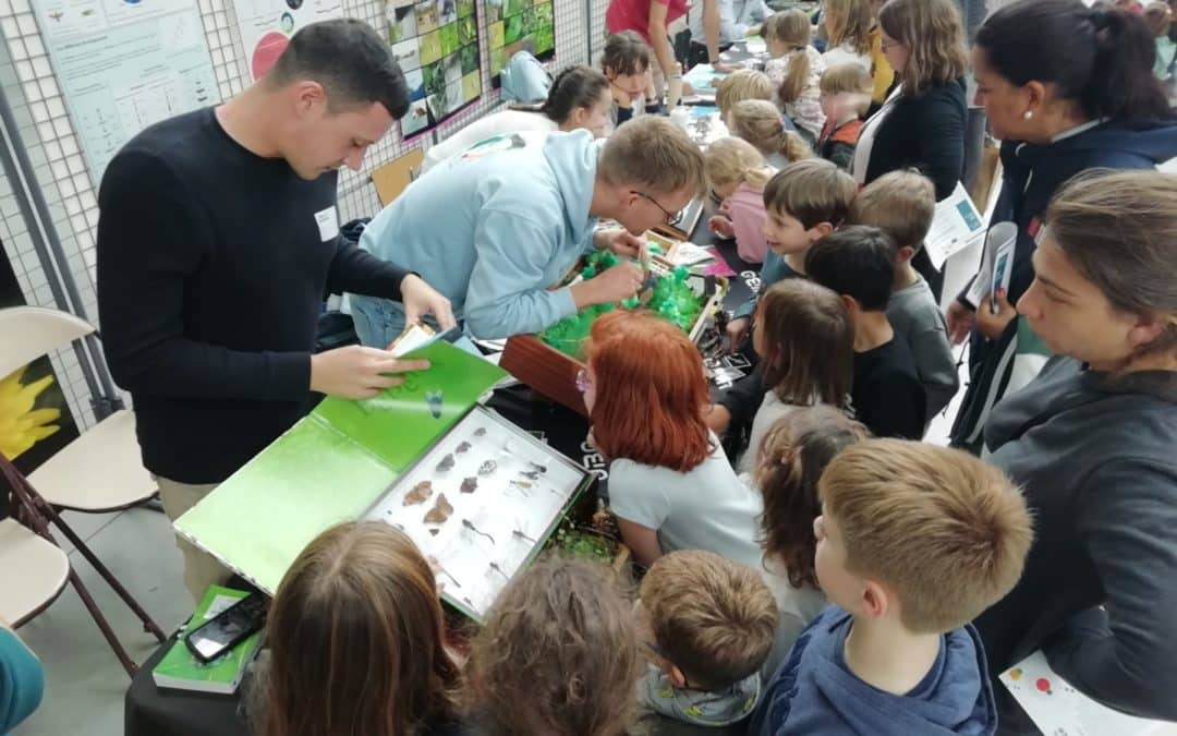 La classe de CP-CE1 à la fête de la Science !
