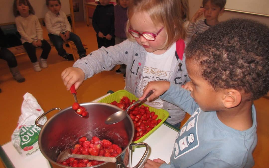 Les maternelles partagent un petit déjeuner à l’école