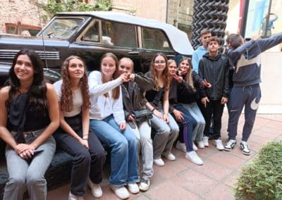 Les-eleves-au-musee-Dali-400x284