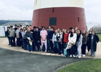 Devant-lembleme-phare-de-Plymouth-400x284