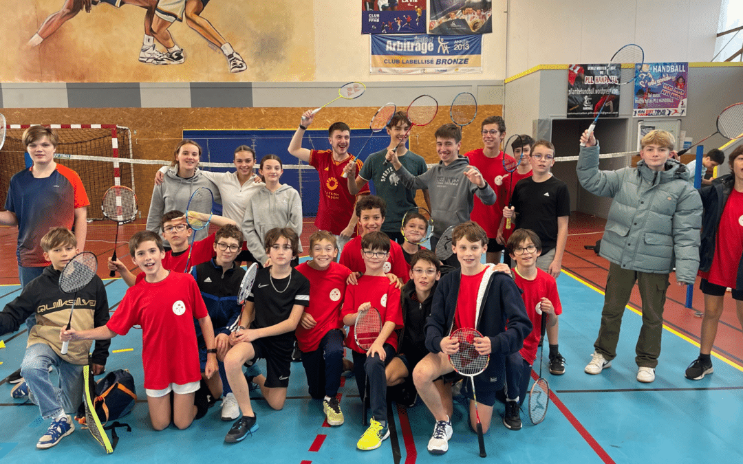 Des raquettes en or : nos collégiens brillent au championnat de badminton !