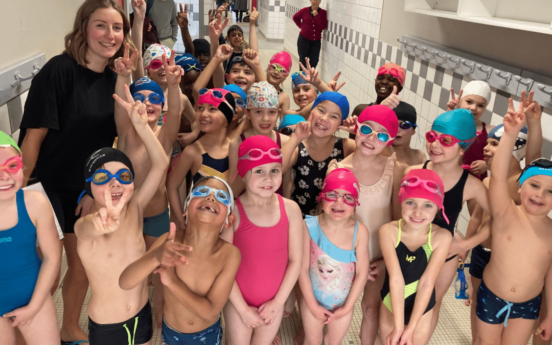 Cycle piscine : les élèves du CP au CM2 plongent dans l’apprentissage de la nage !