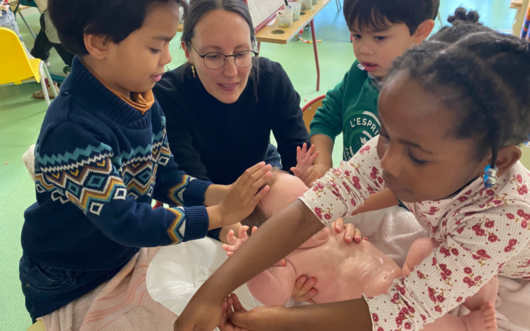 Les MS-GS réalisent une exposition sur les bébés