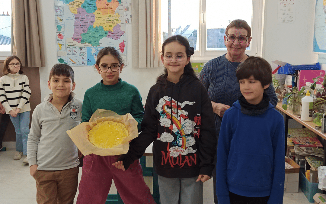 Une galette des rois faite maison pour réunir les classes