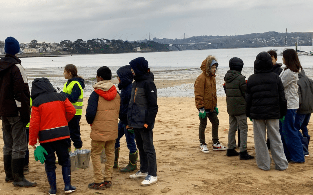 Vendredi 14 Mars “Sortie Ramassage des déchets à la plage du Moulin Blanc pour les 6ème du collège Notre Dame de Kerbonne”