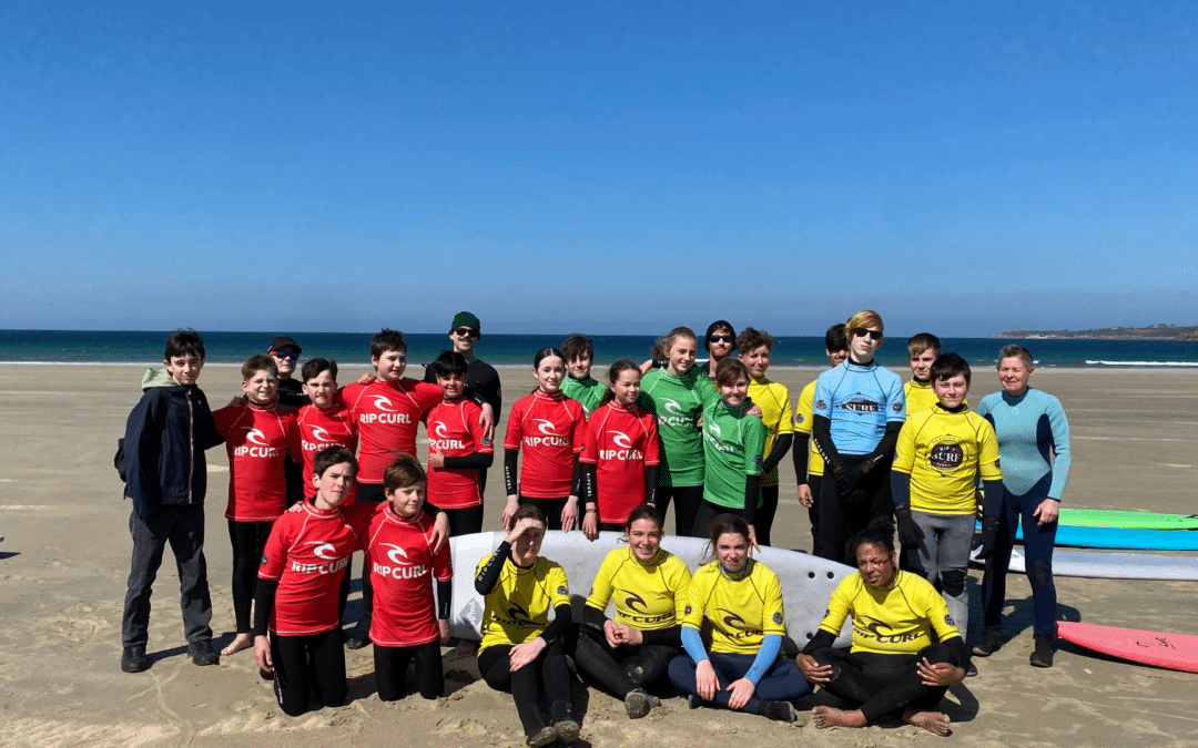 Première séance de surf cet après-midi pour les élèves des collèges de Kerbonne et JAVOUHEY