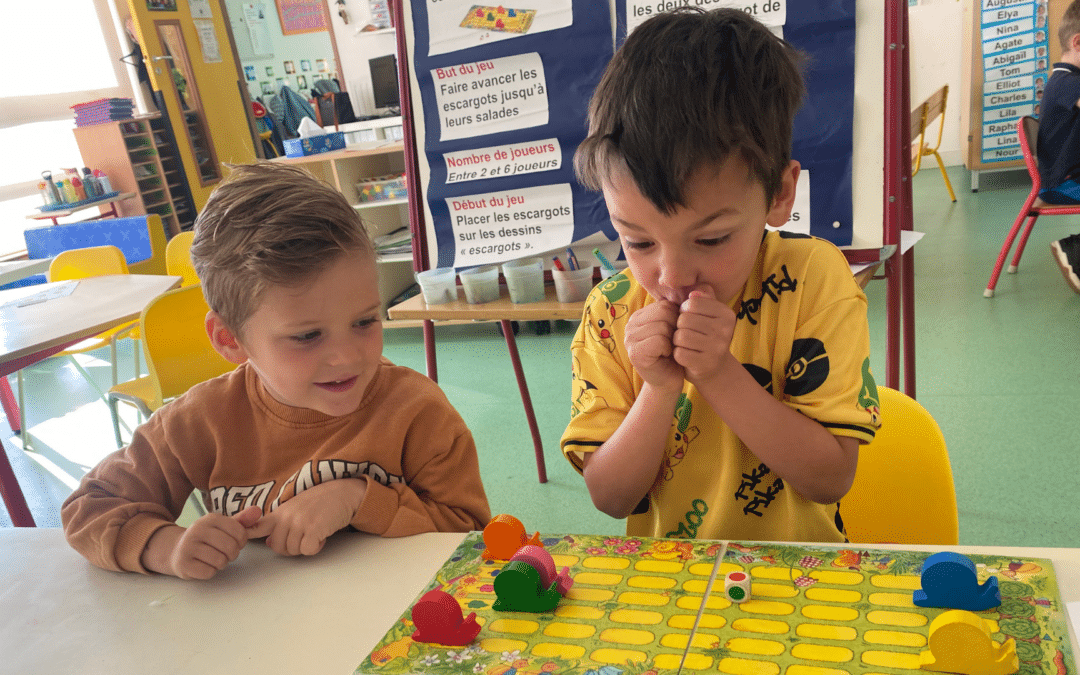 Les MS/GS reçoivent un invité pour jouer à des jeux de société avec eux.