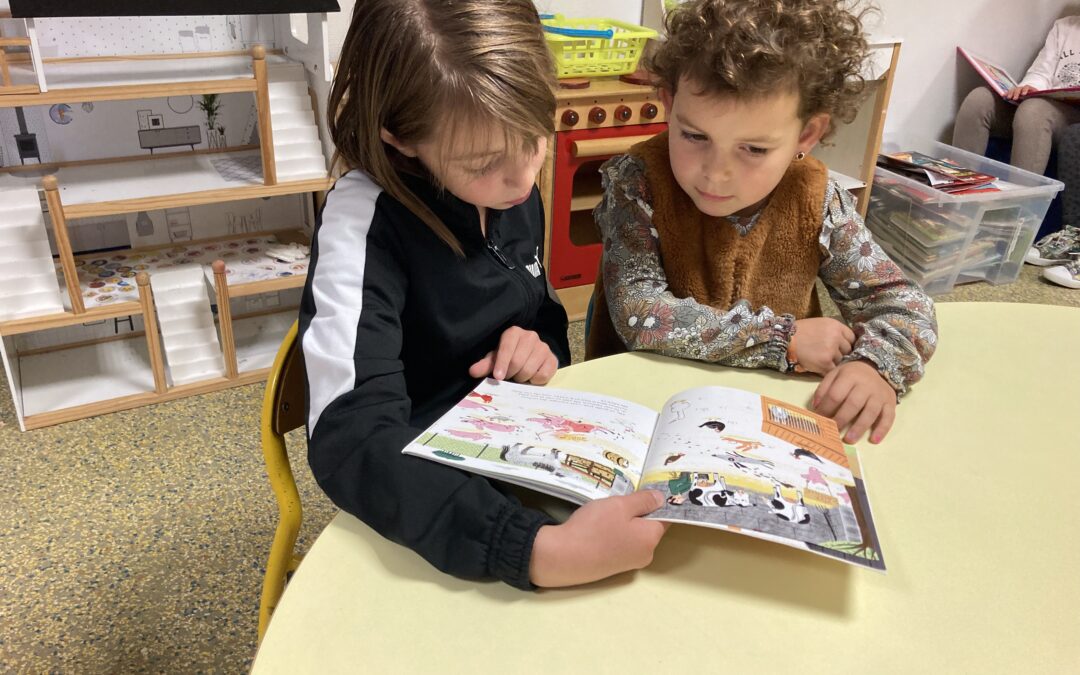 Les élèves de CE1/CE2 et de GS partagent un temps de lecture, dans le cadre du parrainage.