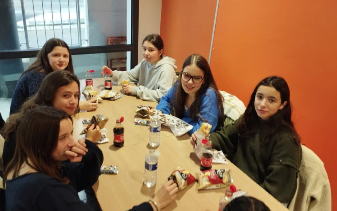 Midi cafétéria : les élèves de 3ᵉ de NDK à la découverte du lycée